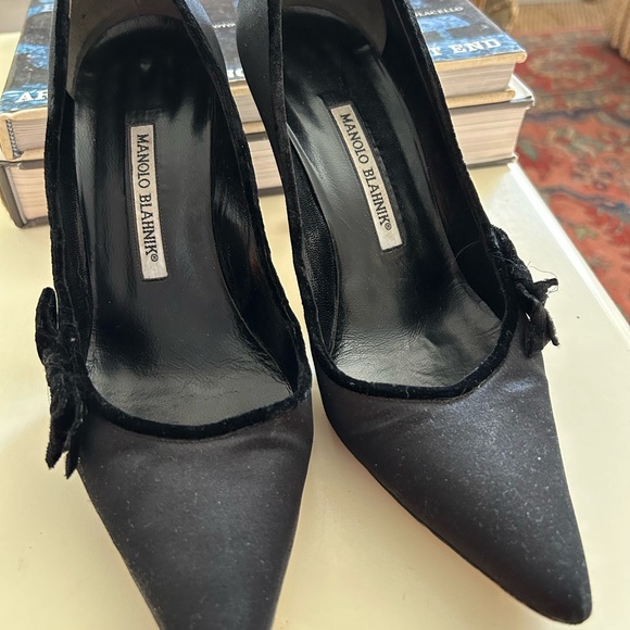 Manolo Blahnik Black Satin Heels dreamy shoes to make statement. On Sale - Picture 1 of 5